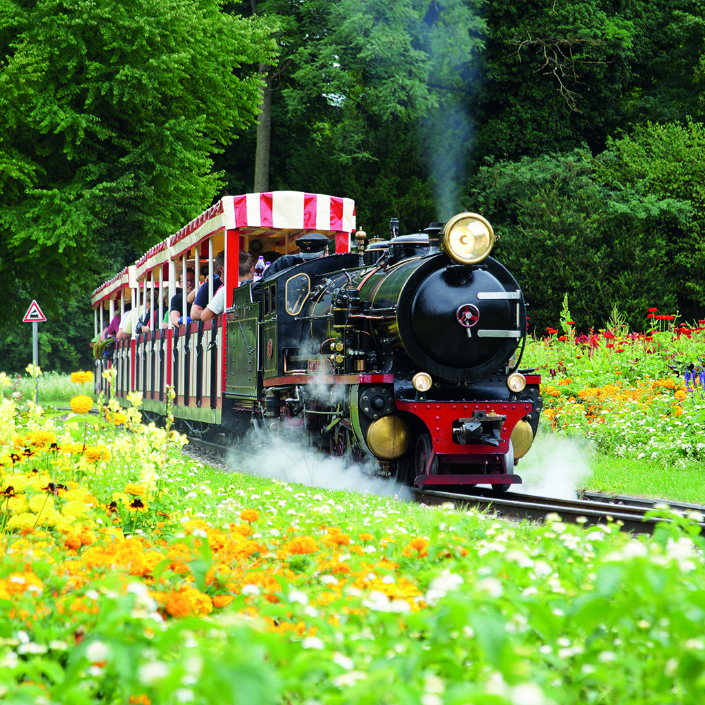 Dampflokomotive Santa Maria fährt durch den Killesbergpark